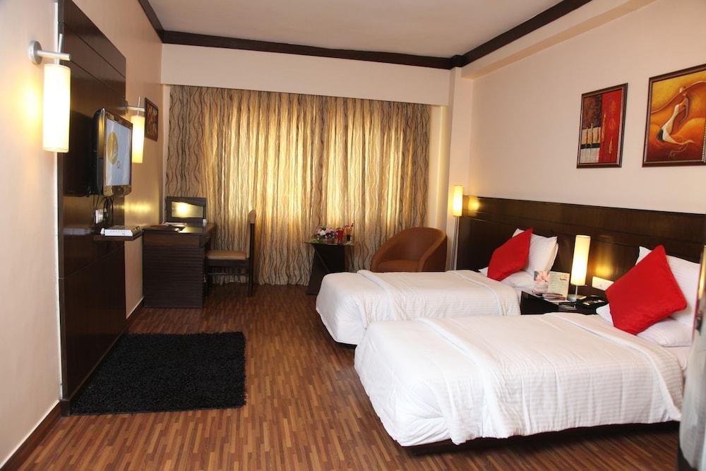 Hotel Pal Heights Μπουμπάνεσβαρ Εξωτερικό φωτογραφία