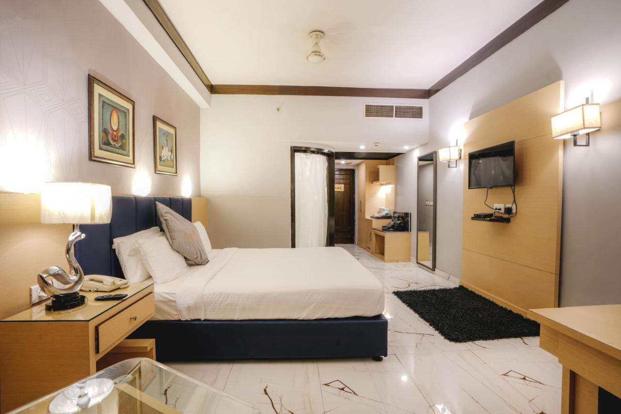 Hotel Pal Heights Μπουμπάνεσβαρ Εξωτερικό φωτογραφία