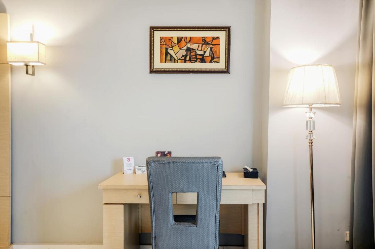 Hotel Pal Heights Μπουμπάνεσβαρ Εξωτερικό φωτογραφία