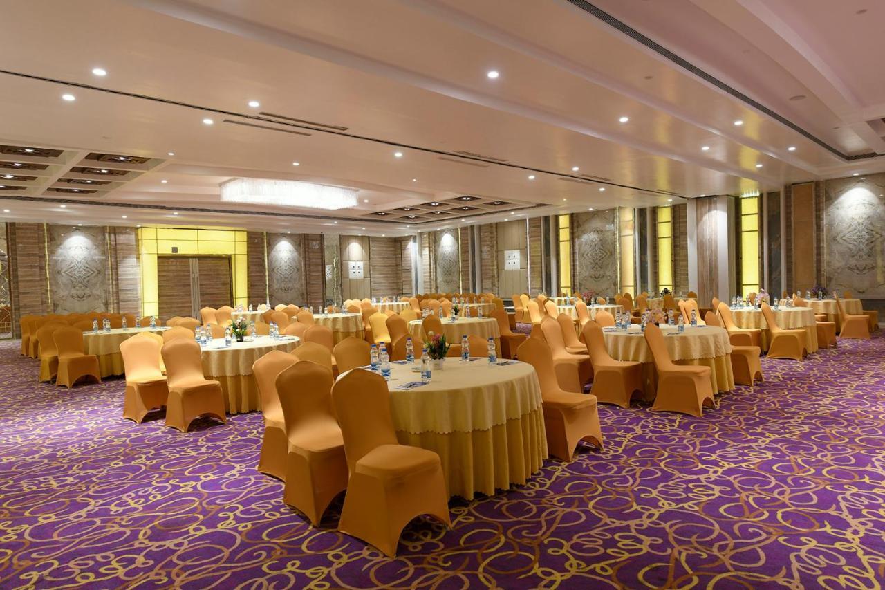 Hotel Pal Heights Μπουμπάνεσβαρ Εξωτερικό φωτογραφία