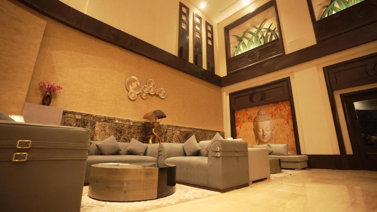 Hotel Pal Heights Μπουμπάνεσβαρ Εξωτερικό φωτογραφία