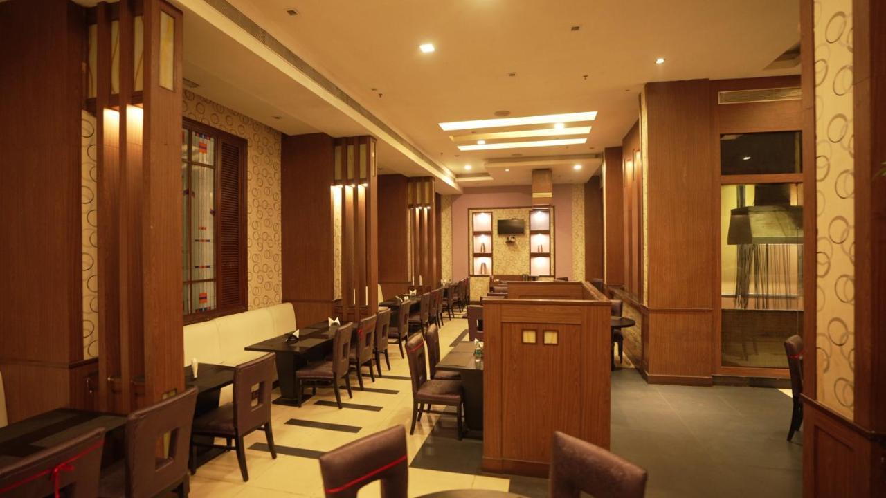 Hotel Pal Heights Μπουμπάνεσβαρ Εξωτερικό φωτογραφία