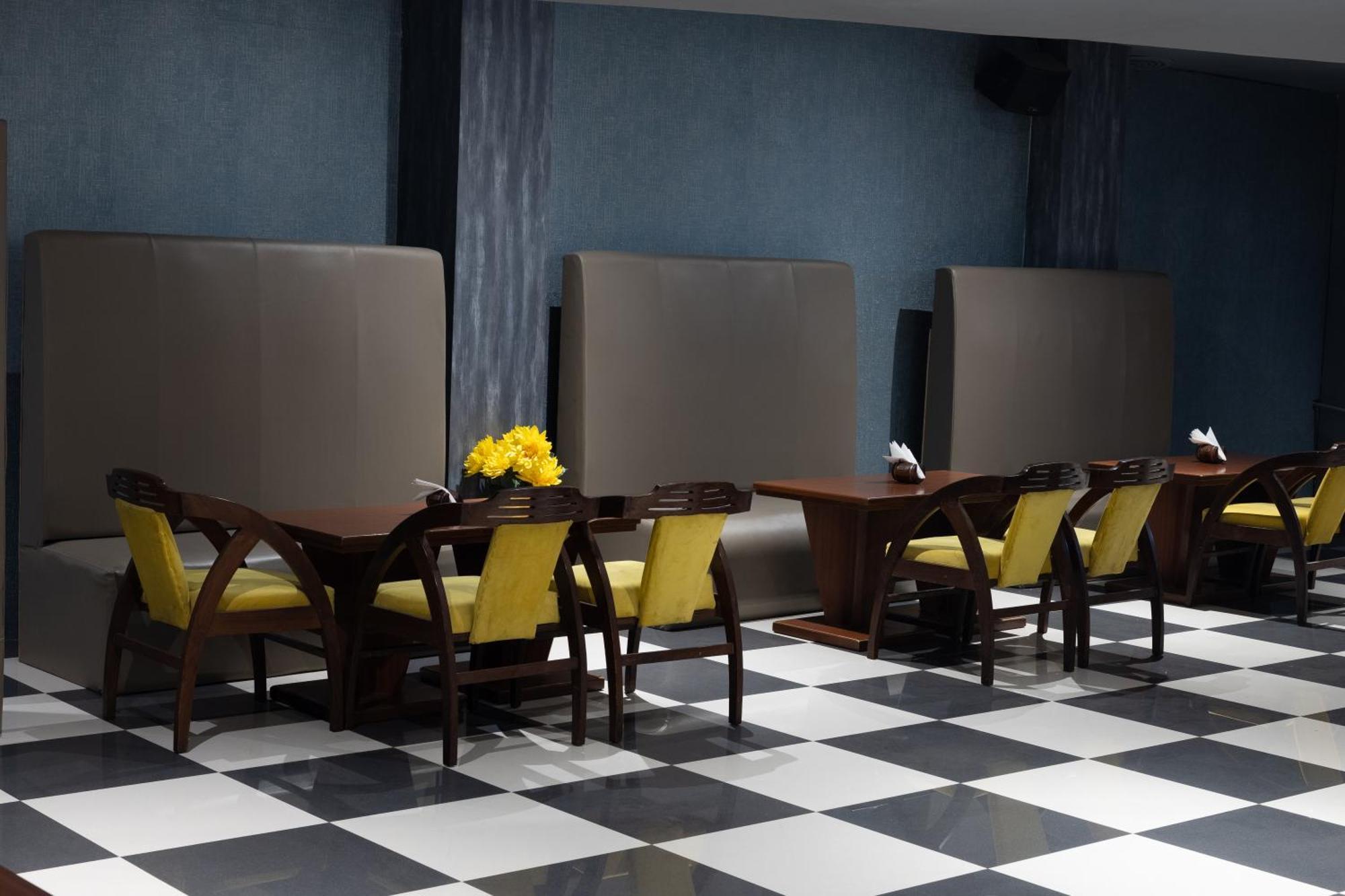 Hotel Pal Heights Μπουμπάνεσβαρ Εξωτερικό φωτογραφία