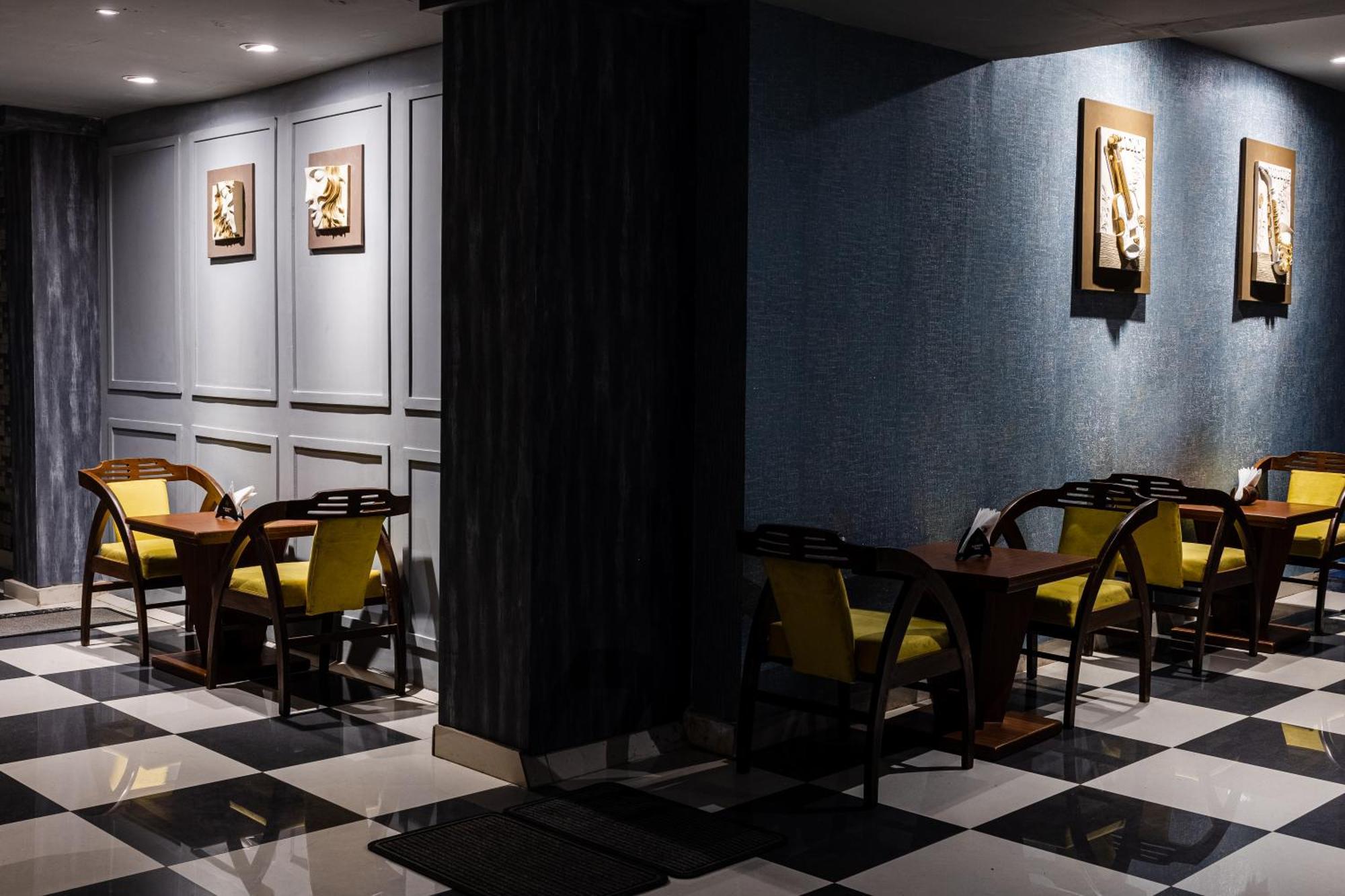 Hotel Pal Heights Μπουμπάνεσβαρ Εξωτερικό φωτογραφία