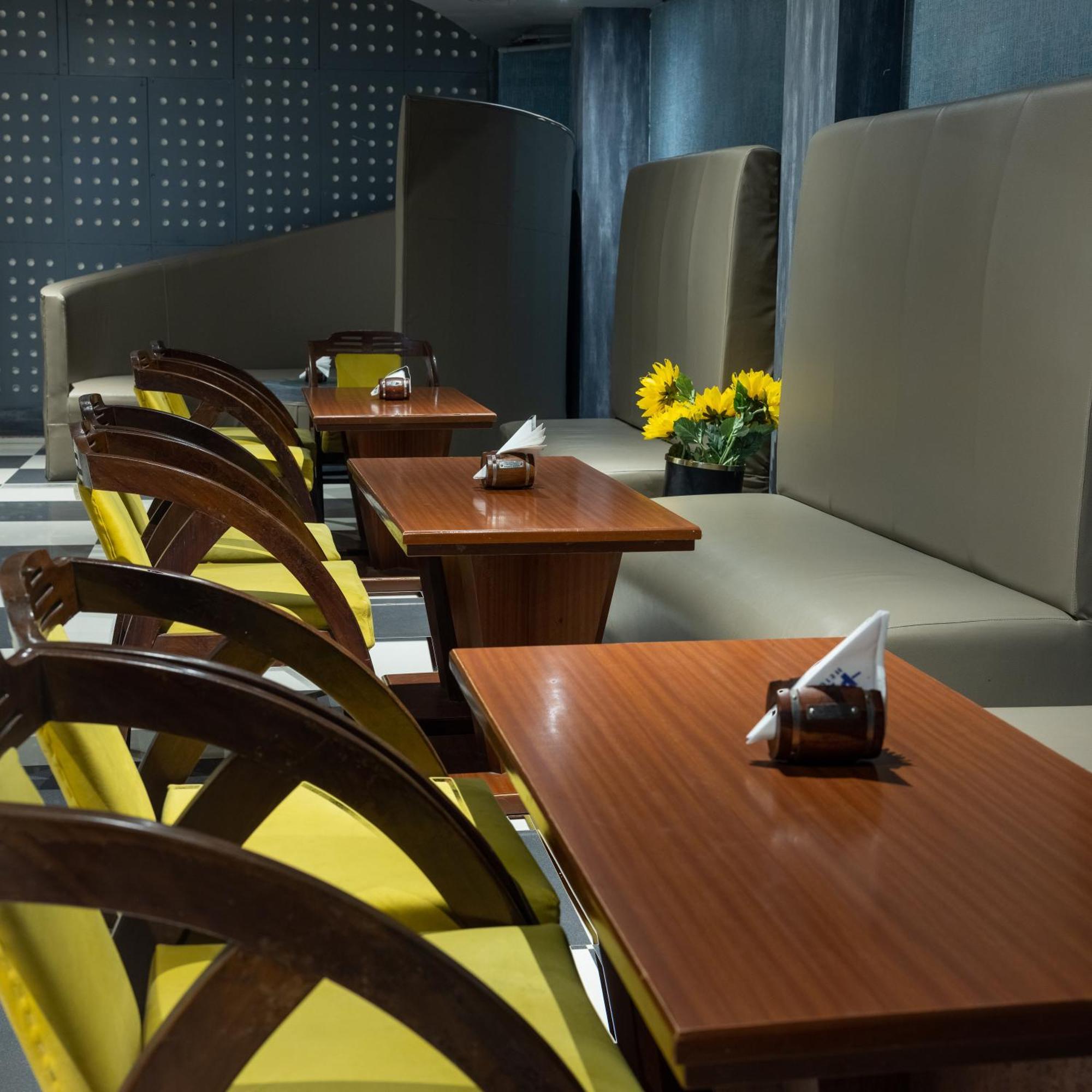 Hotel Pal Heights Μπουμπάνεσβαρ Εξωτερικό φωτογραφία