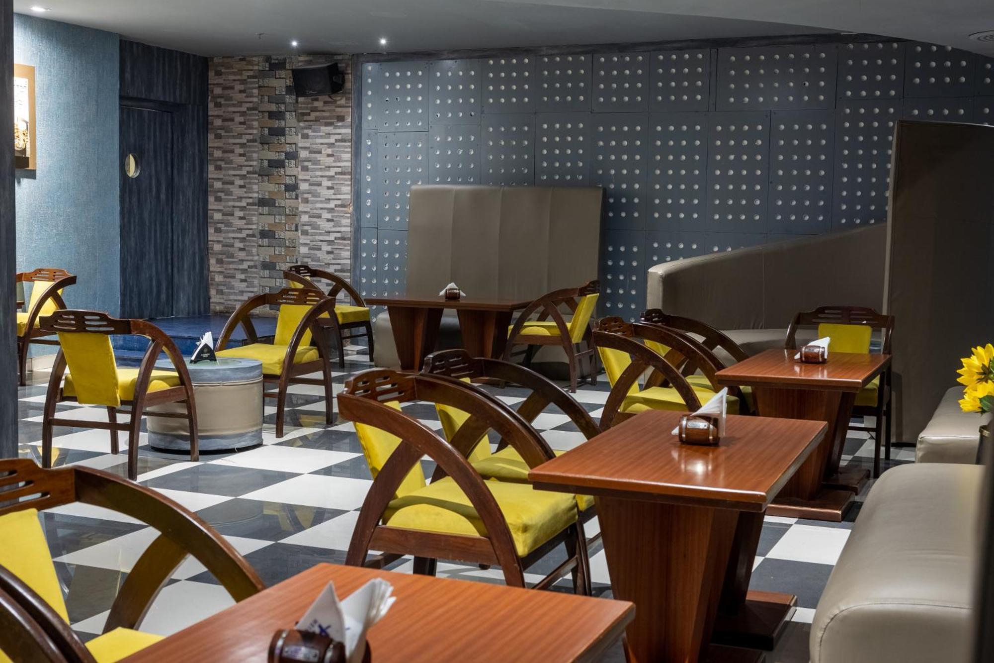 Hotel Pal Heights Μπουμπάνεσβαρ Εξωτερικό φωτογραφία