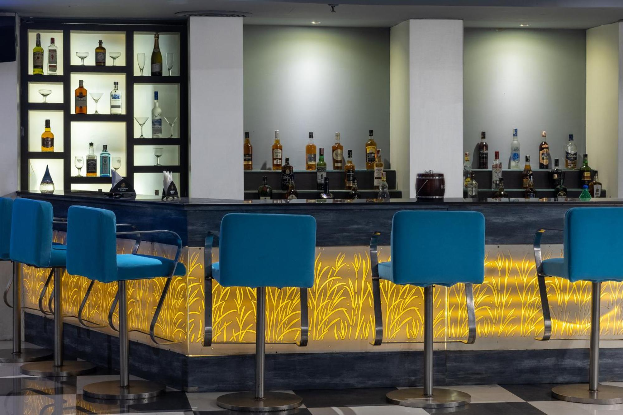 Hotel Pal Heights Μπουμπάνεσβαρ Εξωτερικό φωτογραφία