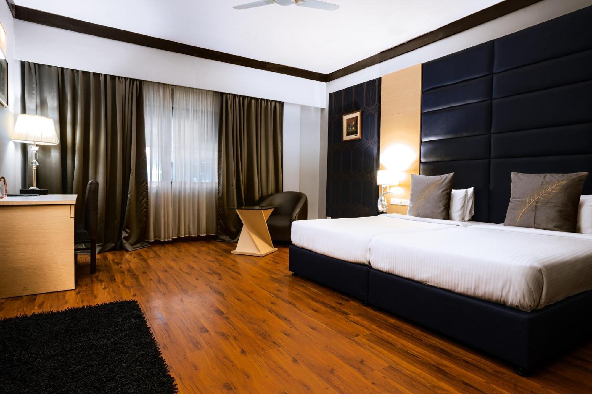 Hotel Pal Heights Μπουμπάνεσβαρ Εξωτερικό φωτογραφία