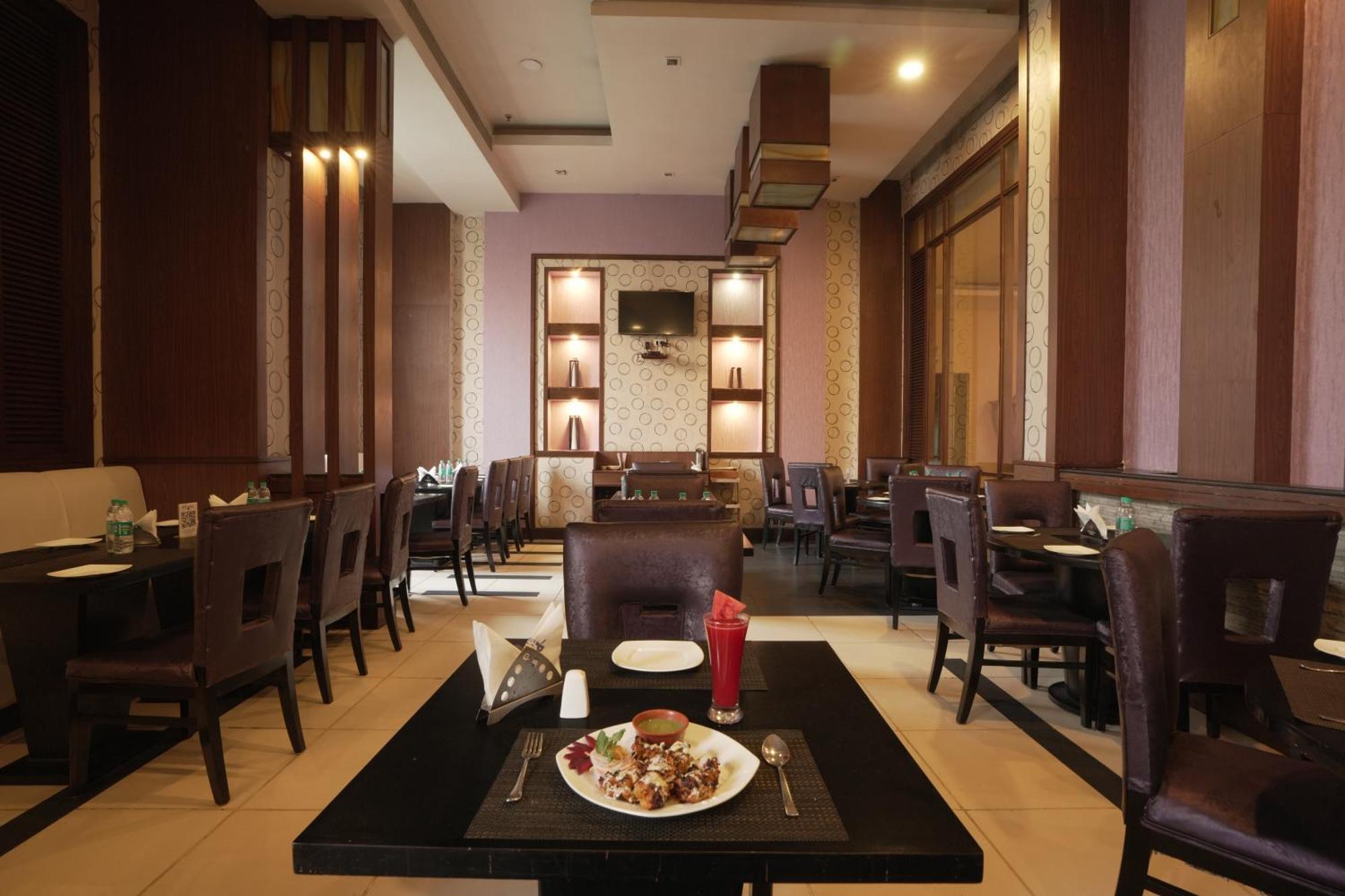Hotel Pal Heights Μπουμπάνεσβαρ Εξωτερικό φωτογραφία