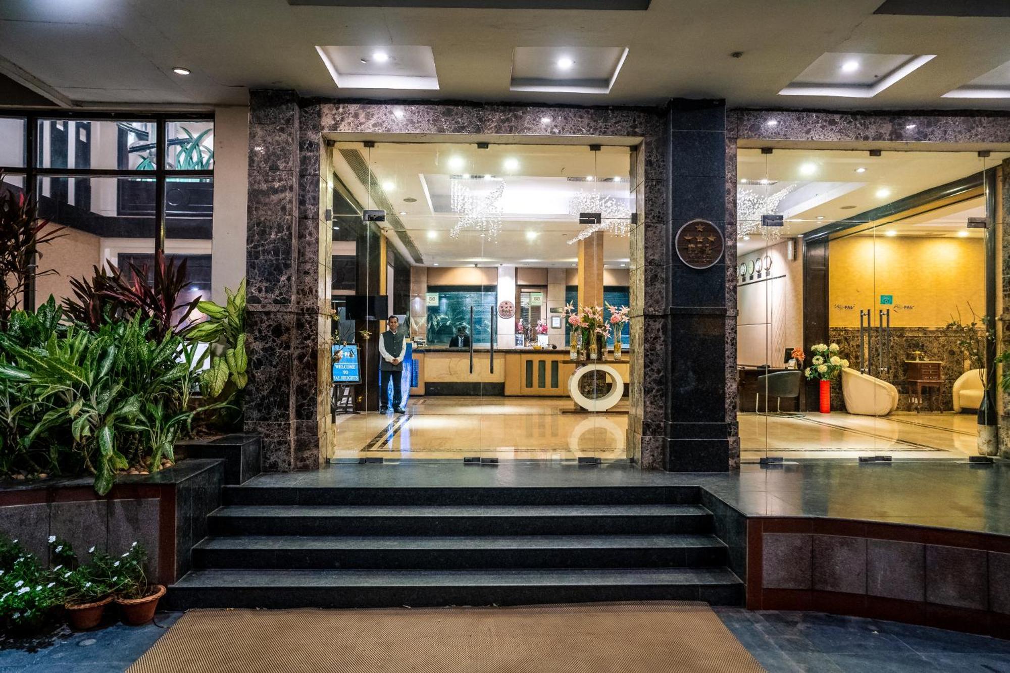 Hotel Pal Heights Μπουμπάνεσβαρ Εξωτερικό φωτογραφία