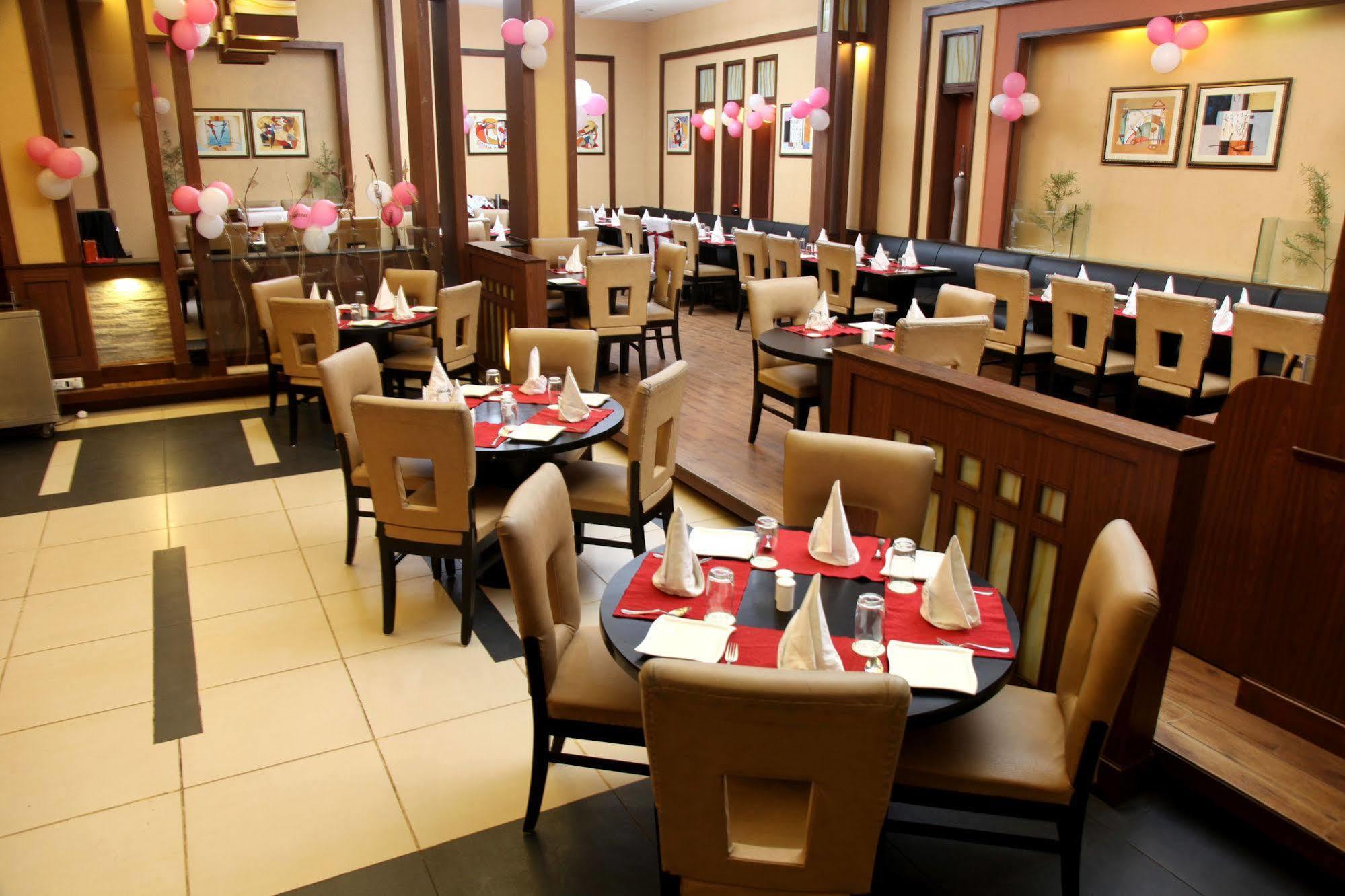 Hotel Pal Heights Μπουμπάνεσβαρ Εξωτερικό φωτογραφία