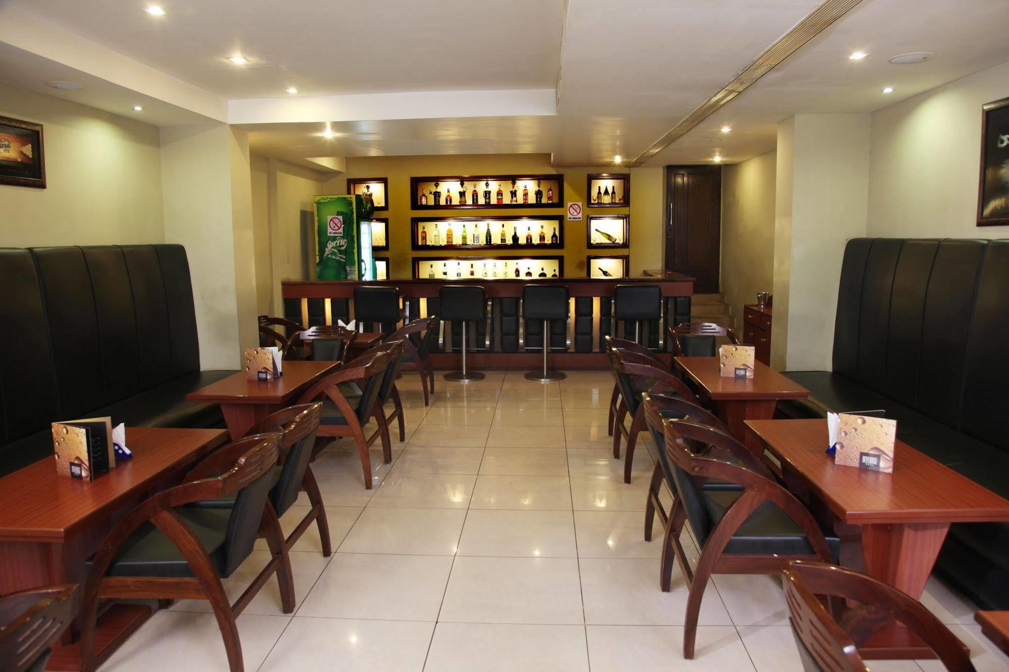 Hotel Pal Heights Μπουμπάνεσβαρ Εξωτερικό φωτογραφία